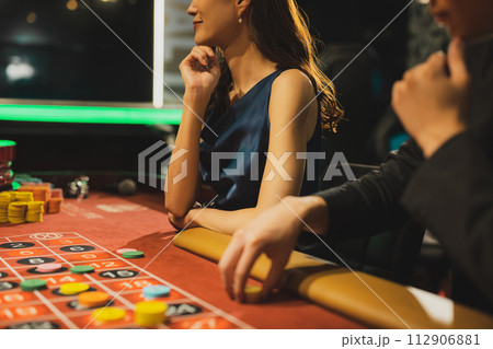 カジノでデートするカップル カジノでデートするカップル 112906881