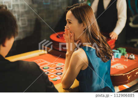カジノでデートするカップル　 112906885