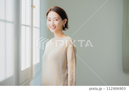 窓の外を見る女性 112906903