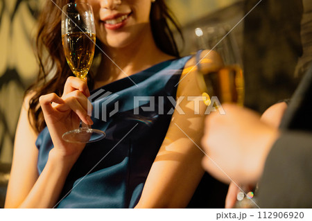 シャンパンを飲むカップル　 112906920