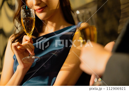 シャンパンを飲むカップル　 112906921