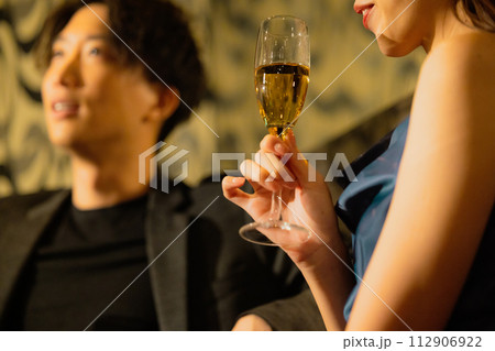 シャンパンを飲むカップル　 112906922