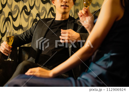 シャンパンを飲むカップル　 112906924