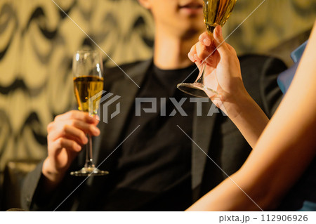 シャンパンを飲むカップル シャンパンを飲むカップル 112906926