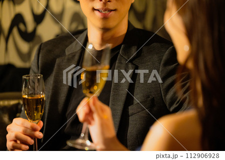 シャンパンを飲むカップル　 112906928