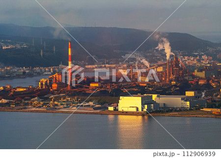 北海道/ 室蘭・測量山展望台から見る工場夕景・夜景 北海道/ 室蘭・測量山展望台から見る工場夕景・夜景 112906939
