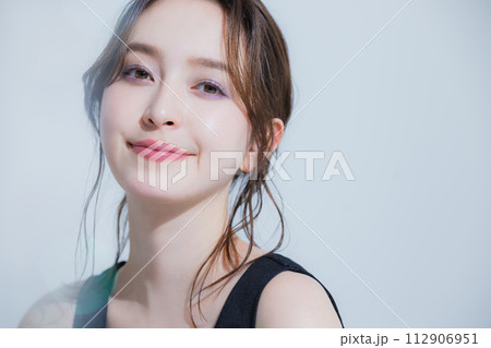 ビューティー　若い女性 112906951