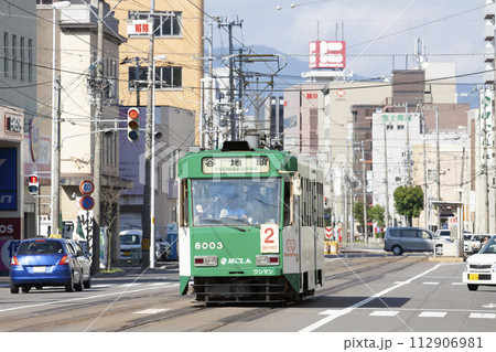 【ロゴ・ナンバー運転手ぼかし済】函館市電ラッピング電車が走る 【ロゴ・ナンバー運転手ぼかし済】函館市電ラッピング電車が走る 112906981