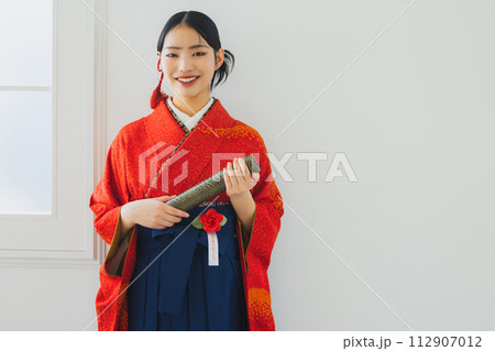 赤い振袖に袴 赤い振袖に袴 112907012