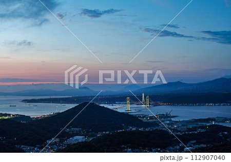 北海道/ 測量山から見る室蘭・白鳥大橋の夕景・夜景  112907040
