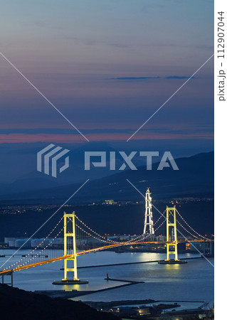 北海道/ 測量山から見る室蘭・白鳥大橋の夕景・夜景  112907044