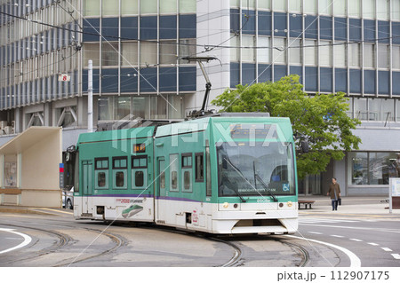 【ロゴ人物ぼかし済み】函館駅前電停を発車する函館9600形 【ロゴ人物ぼかし済み】函館駅前電停を発車する函館9600形 112907175