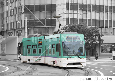 【一部モノクロレタッチ・ロゴ人物ぼかし済み】函館駅前電停を発車する函館9600形 【一部モノクロレタッチ・ロゴ人物ぼかし済み】函館駅前電停を発車する函館9600形 112907176