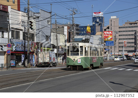 【ナンバー・ロゴ・運転主ぼかし済】函館市電810形笹色　函館市電色リバイバル車 112907352