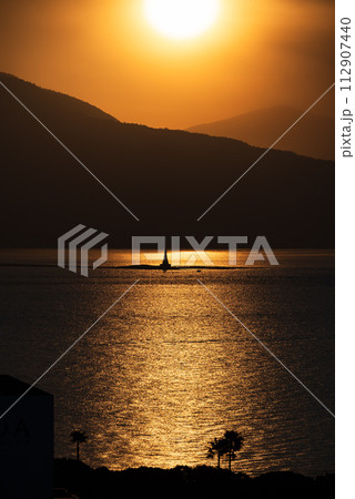 海を照らす朝日 海を照らす朝日 112907440