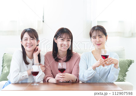 女子会 ホームパーティー 女子会 ホームパーティー 112907598