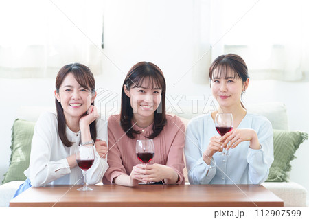 女子会 ホームパーティー 女子会 ホームパーティー 112907599