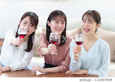 女子会　ホームパーティー　乾杯 112907604