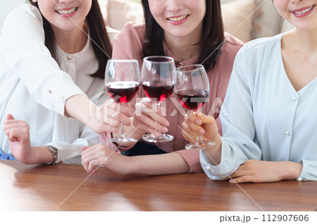 女子会　ホームパーティー　乾杯 112907606