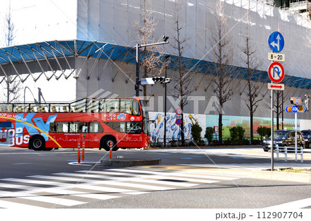 交差点を左折する二階建て観光バス 交差点を左折する二階建て観光バス 112907704