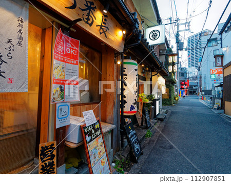 大阪 環状線福島駅 福島天満宮そばの路地裏 大阪 環状線福島駅 福島天満宮そばの路地裏 112907851