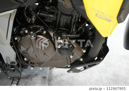 バイクのエンジンをかける 112907905