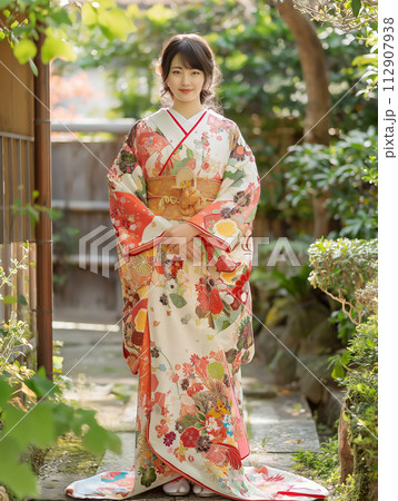 着物を着て庭園でポーズを取る女性モデル 112907938