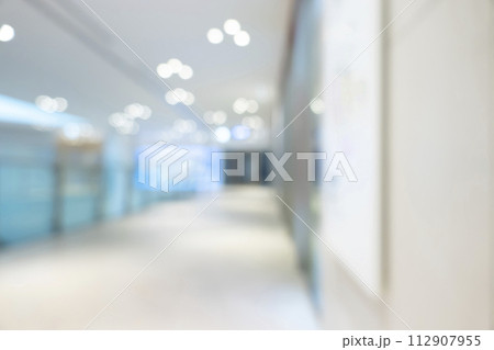 繁華街の背景ぼかし 112907955