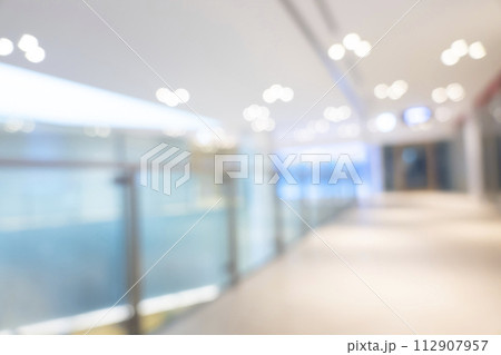 繁華街の背景ぼかし 112907957