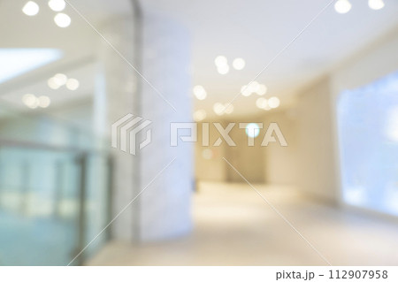 繁華街の背景ぼかし 112907958