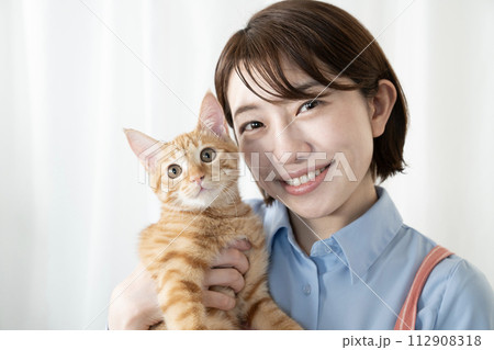 仔猫を抱く女性獣医師 112908318