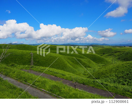 夏空が広がる絶景の大観峰(阿蘇山) 夏空が広がる絶景の大観峰(阿蘇山) 112908661