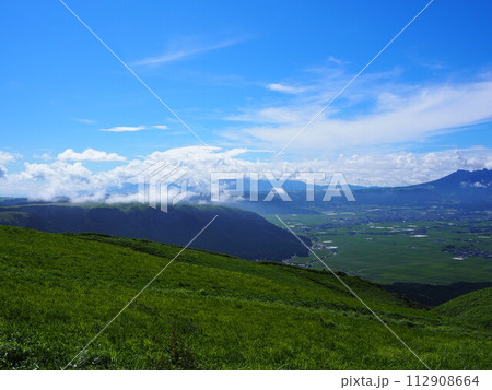 夏空が広がる絶景の大観峰（阿蘇山） 112908664
