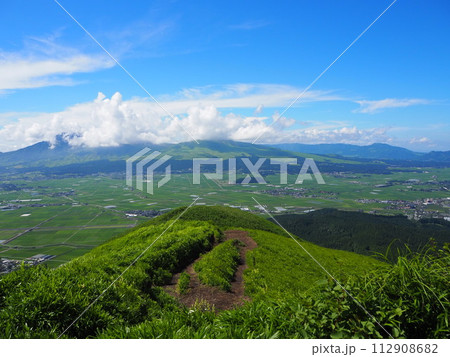 夏空が広がる絶景の大観峰(阿蘇山) 夏空が広がる絶景の大観峰(阿蘇山) 112908682
