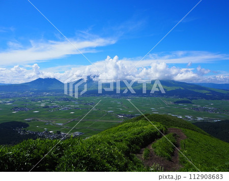 夏空が広がる絶景の大観峰(阿蘇山) 夏空が広がる絶景の大観峰(阿蘇山) 112908683