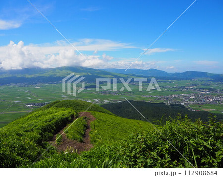 夏空が広がる絶景の大観峰(阿蘇山) 夏空が広がる絶景の大観峰(阿蘇山) 112908684