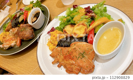 休日ランチのおしゃれなグリルチキン 112908829
