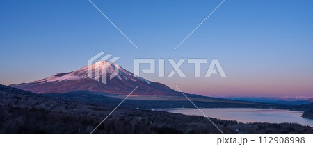 展望台から見た朝焼けに染まる富士山と山中湖の情景 展望台から見た朝焼けに染まる富士山と山中湖の情景 112908998