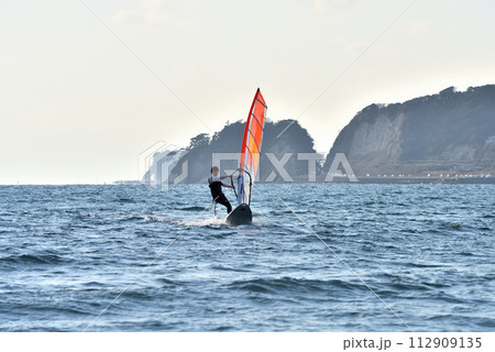 材木座海岸の海疾走するウインドサーフアー達 材木座海岸の海疾走するウインドサーフアー達 112909135