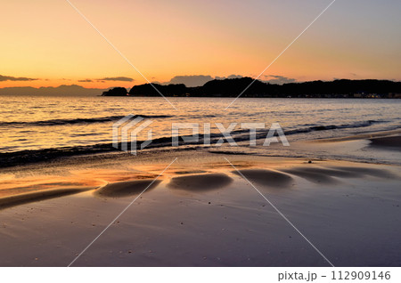 夕焼けに染まる材木座海岸から見える景色 112909146