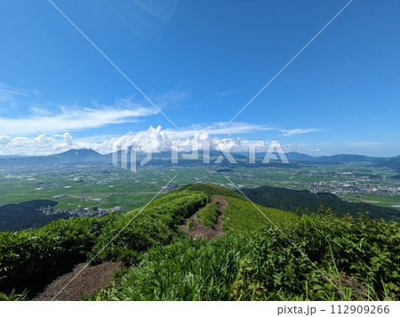 夏空が広がる絶景の大観峰(阿蘇山) 夏空が広がる絶景の大観峰(阿蘇山) 112909266
