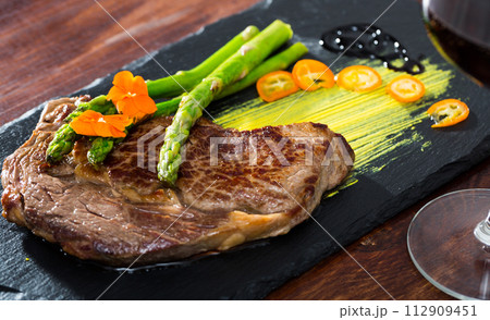 Juicy roasted beef entrecote 112909451