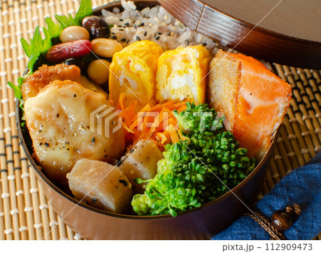 チーズつくねと鮭弁当 112909473