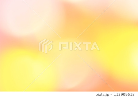 パステルイエロー、オレンジのふんわりな背景 112909618