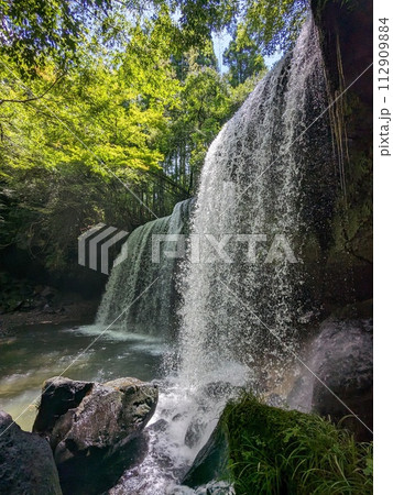 滝の裏側に入れることで有名な鍋ケ滝 112909884