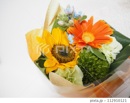 ひまわりをメインとした黄色をベースとした元気な花束 ひまわりをメインとした黄色をベースとした元気な花束 112910121