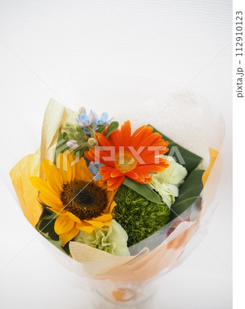 ひまわりをメインとした黄色をベースとした元気な花束 112910123