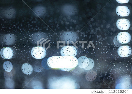雨の日 夜の雨 夜の街 雨粒 雨イメージ 112910204