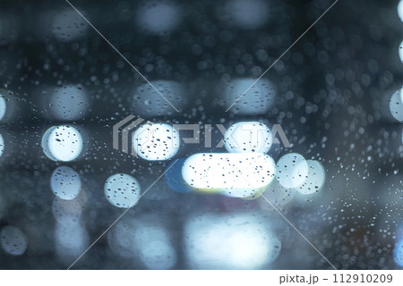 雨の日 夜の雨 夜の街 雨粒 雨イメージ 112910209