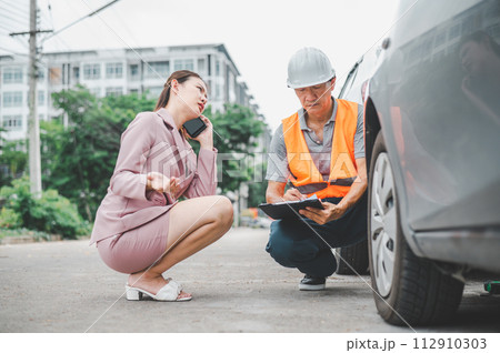 male insurance officer came to help inspect a customer's car that had an accident. Concept for vehicle crash, insurance claim. 112910303